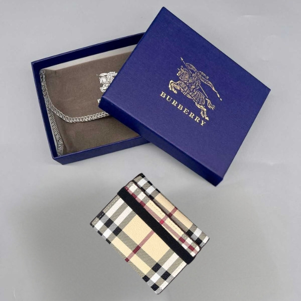 A Burberry Wallet Made from Premium Full-Grain Leather with an Elegant Design / Available in a Soft Light Beige
